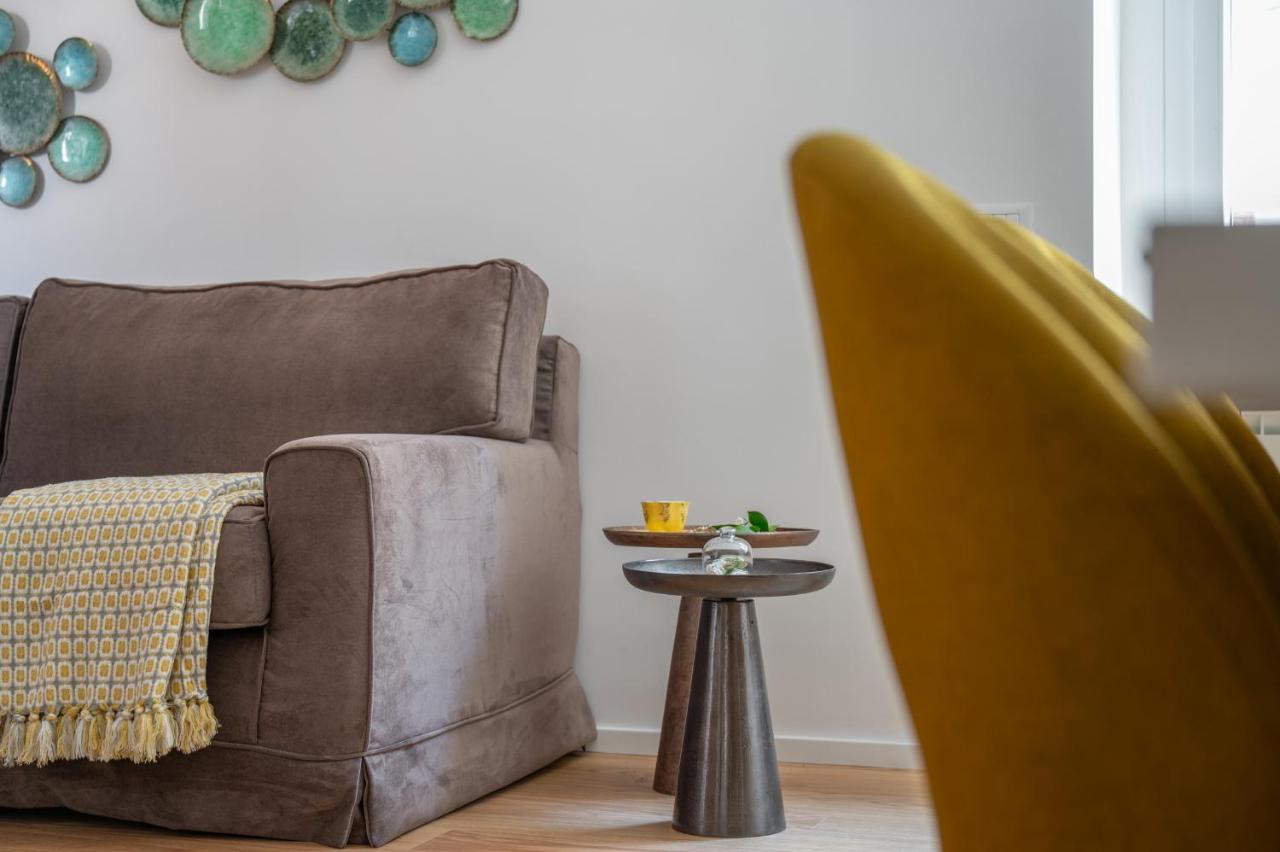 Iflat Wood And Marble Riverfront Apartment Rom
